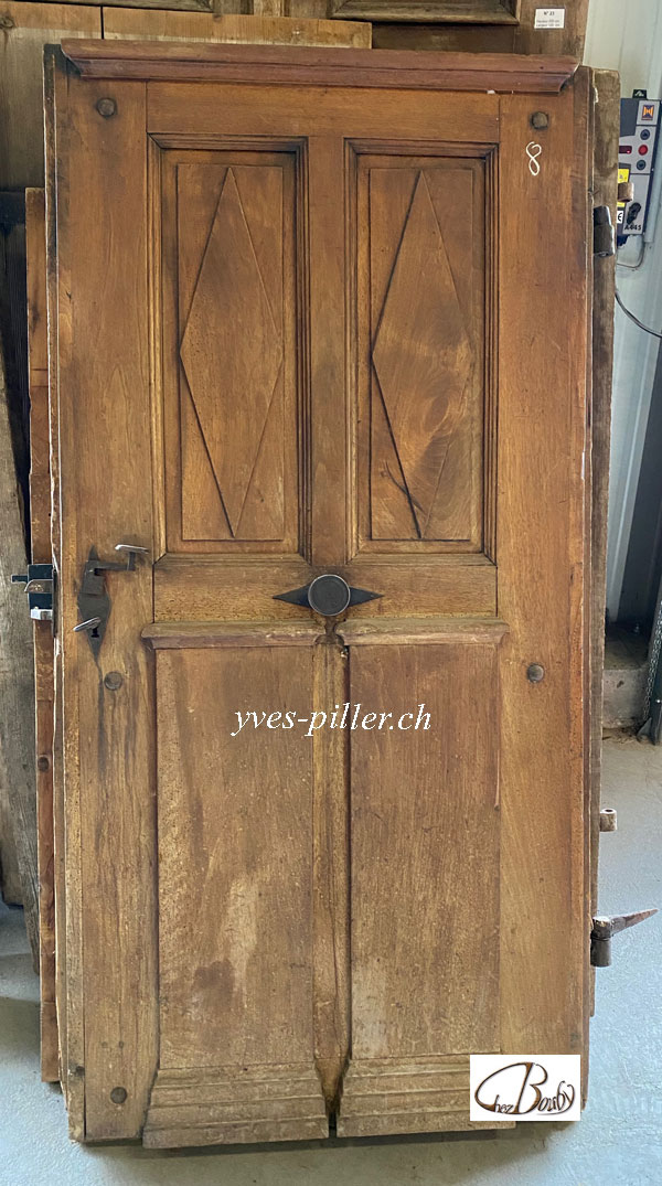 Porte en noyer vieux bois 8