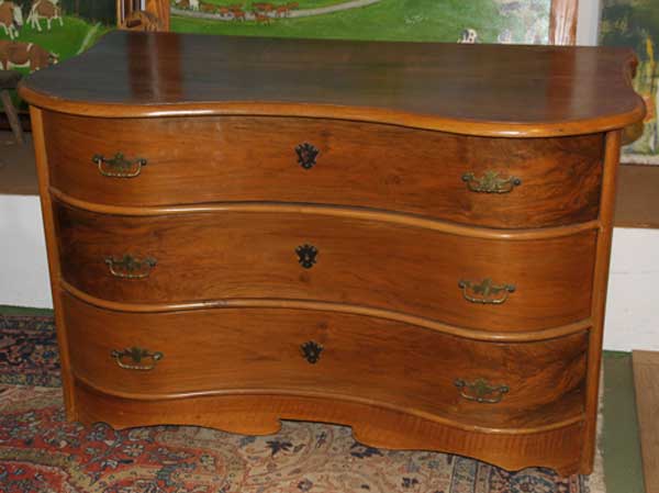 Bernese chest of drawers