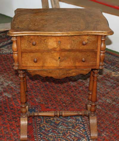 Travailleuse en noyer