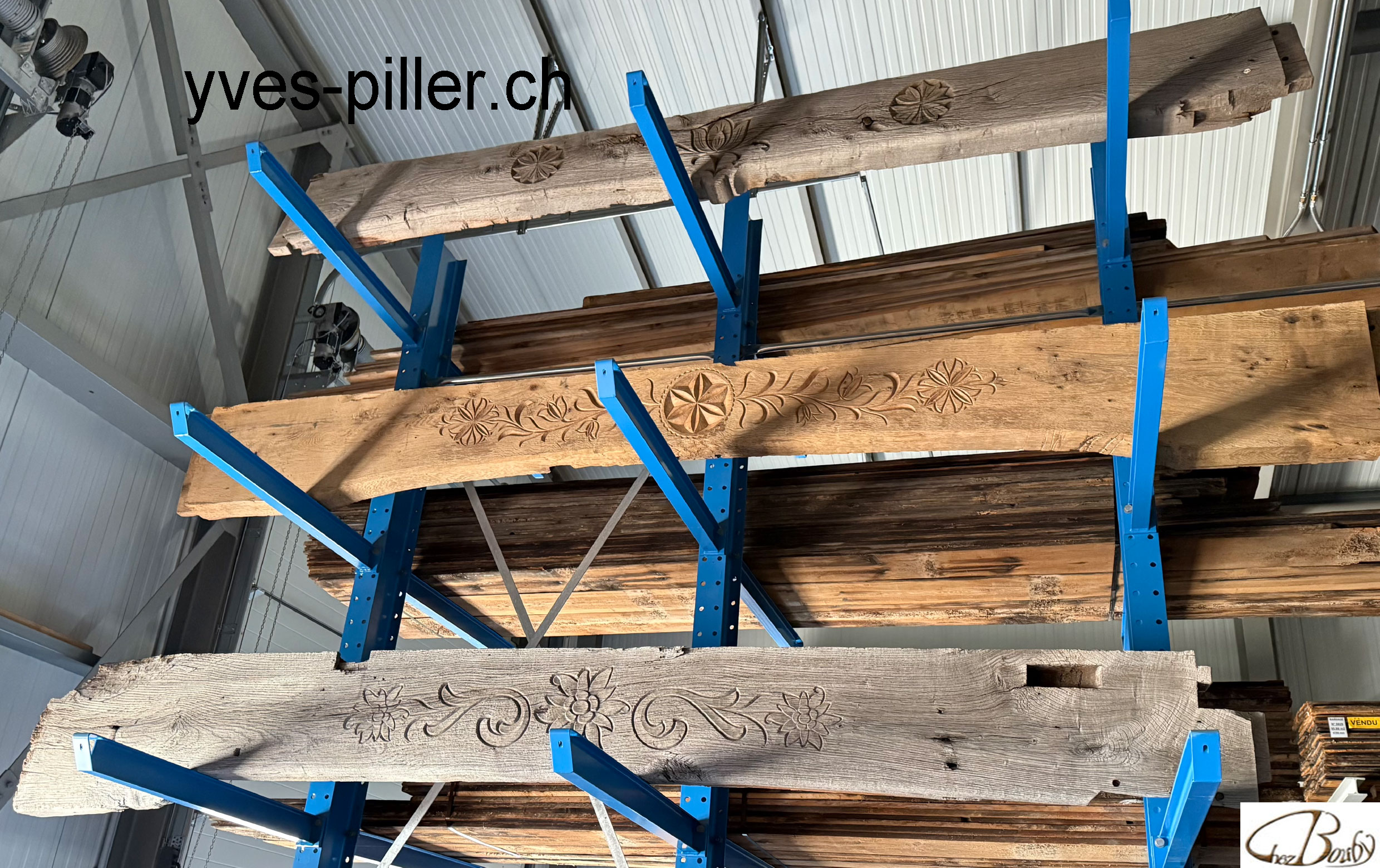 Divers poutres sculpées